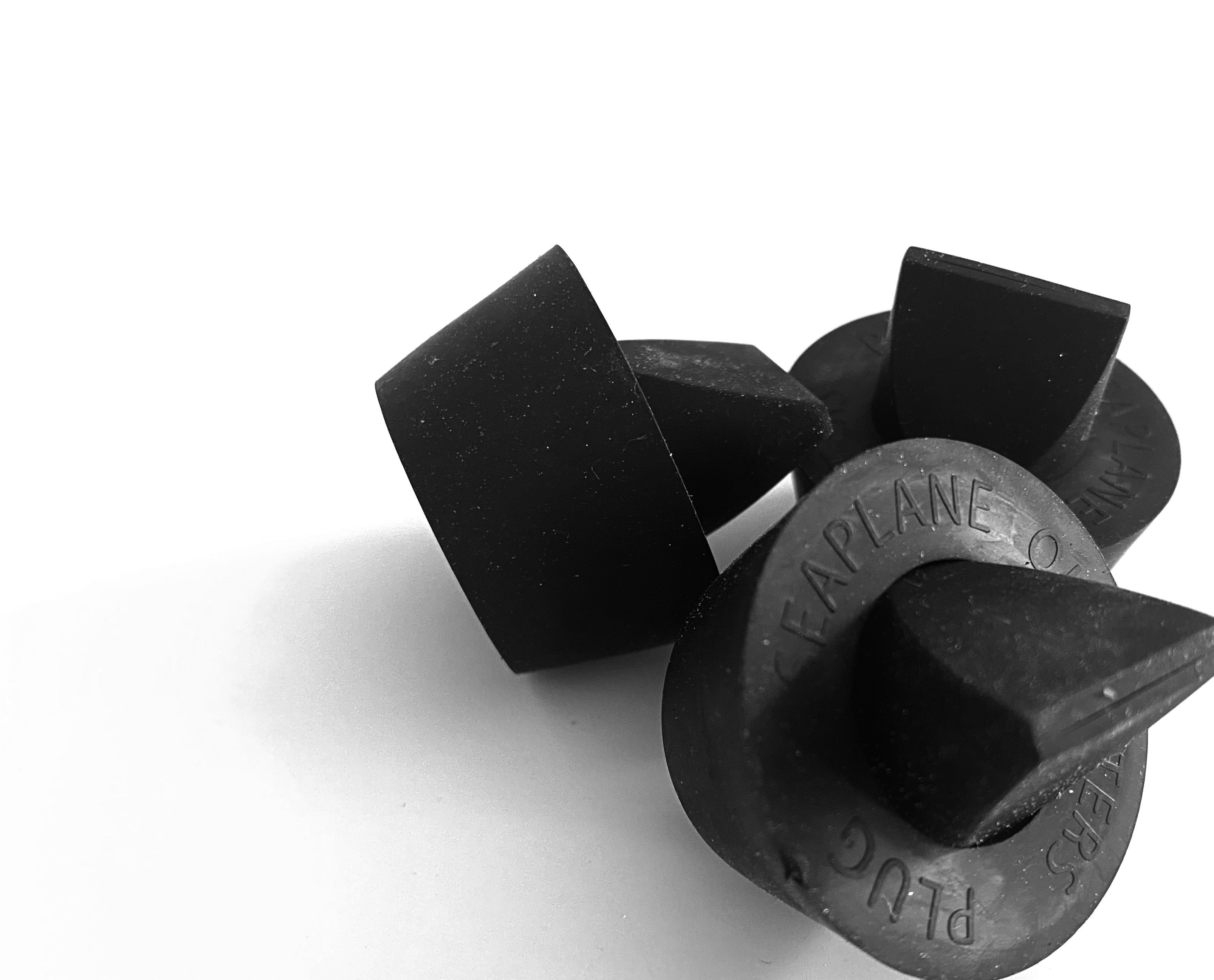 Check valve float plug for seaplane floats